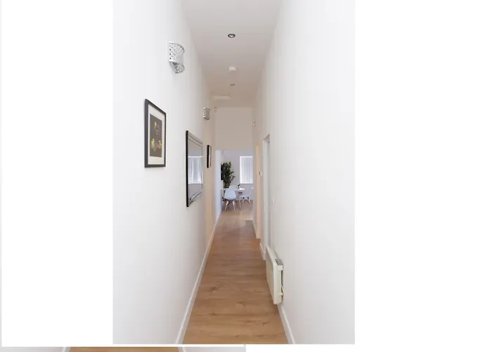 Live In Leeds Greenhill Hotel 4*