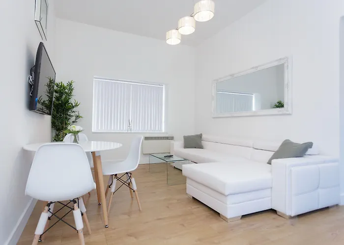 Live In Leeds Greenhill 4* Bradley (Staffordshire)