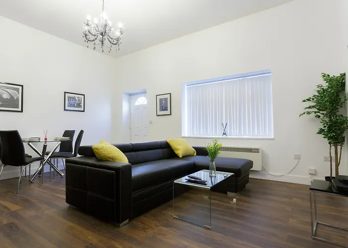 Hotel Live In Leeds Greenhill 4*