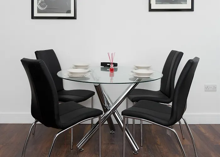 Live In Leeds Greenhill Hotel 4*