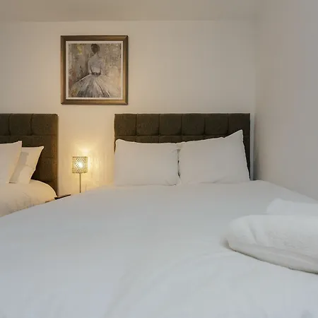 Live In Leeds Greenhill Apartment *