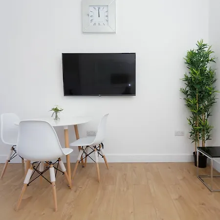 Live In Leeds Greenhill Готель 4*