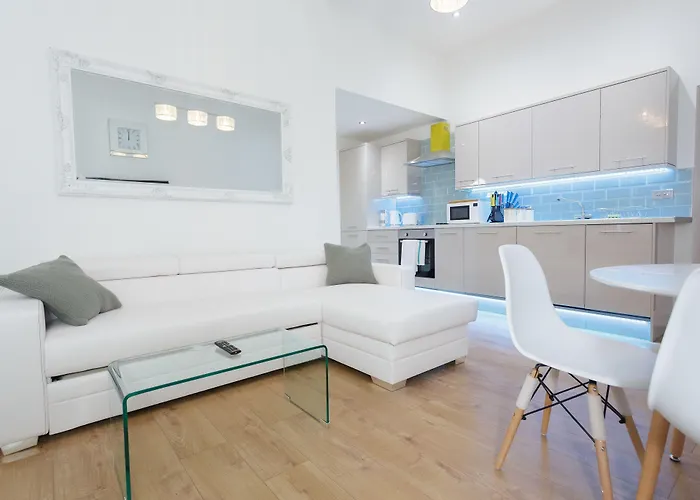 Live In Leeds Greenhill Hotel 4*